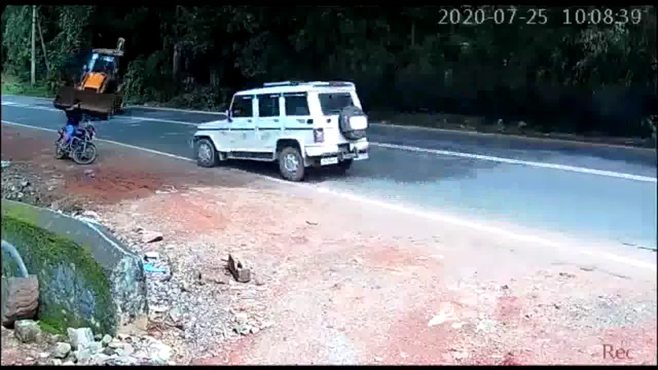 बोलेरो का एकमात्र मिशन चालक को बचाना था: वीडियो में शख्स और बेकाबू जेसीबी के बीच आई गाड़ी पर आनंद महिंद्रा #जेसीबी