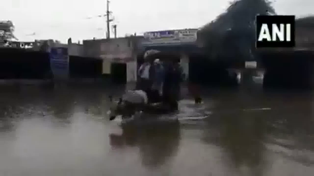 21वीं सदी के तुगलक की दिल्ली: जलभराव के बीच बैलगाड़ी में सवार लोगों के वीडियो पर गौतम गंभीर #गौतम_गंभीर #जलभराव