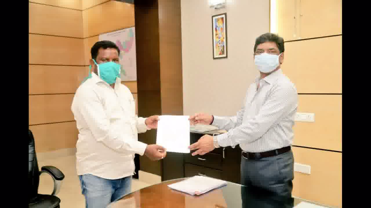 सीएम सोरेन से विधायक दशरथ गगराई ने की सरायकेला-खरसावां स्थित राष्ट्रीय शहीद स्थल के सौंदर्यीकरण की मांग #सीएम_सोरेन