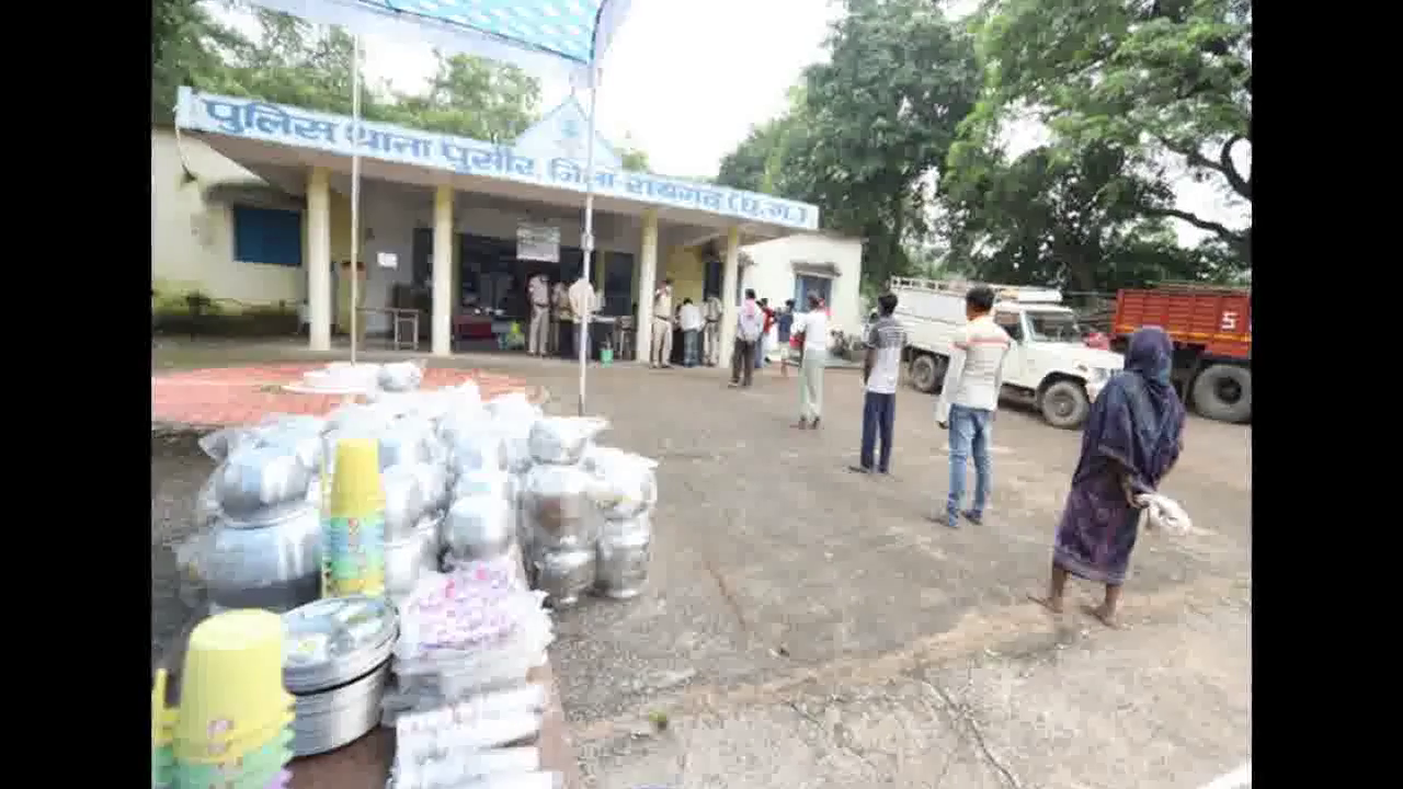 रायगढ़ पुलिस के जवान बाढ़ प्रभावितों की कर रहे मदद, 450 परिवारों तक पहुंचाया ज़रूरत का सामान  #बाढ़_पीड़ित