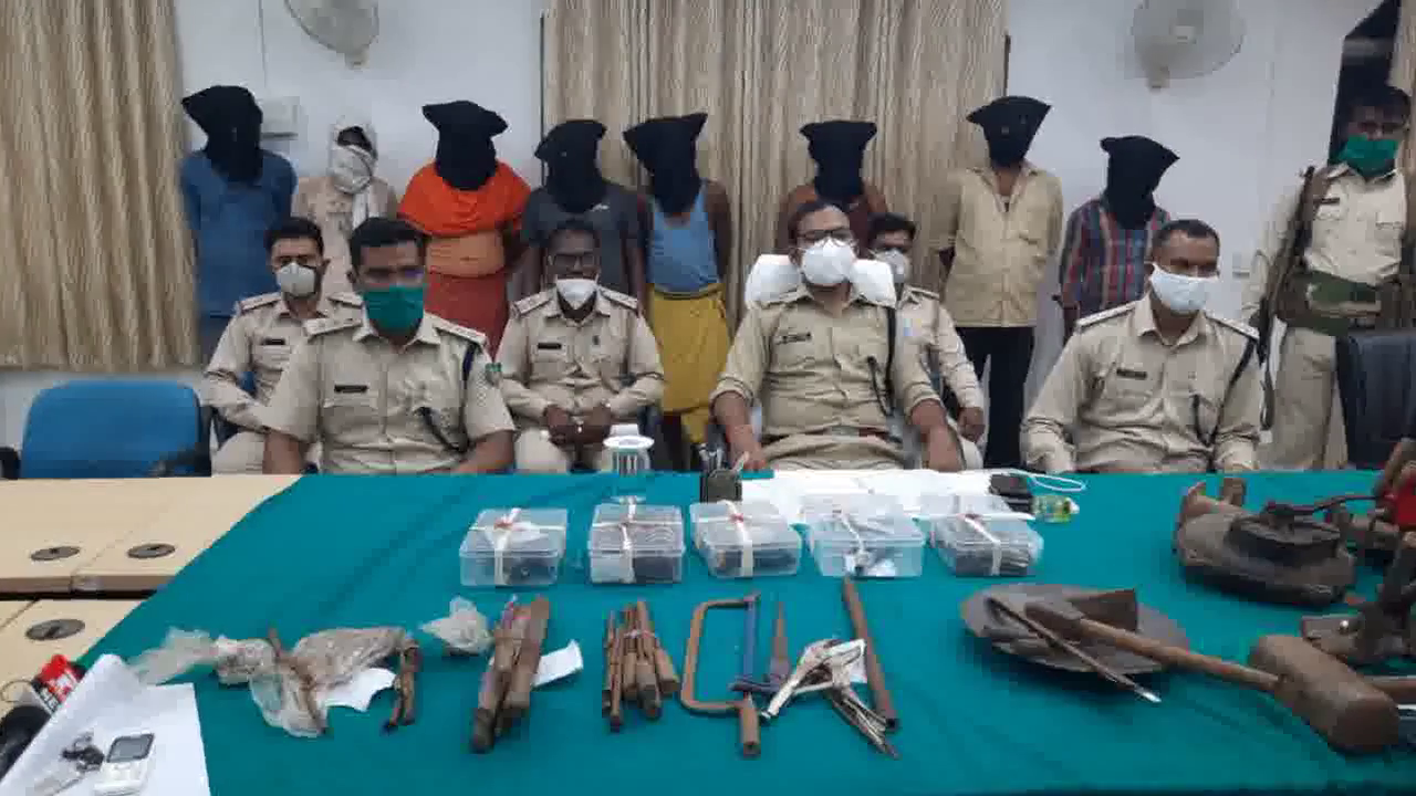 गढ़वा पुलिस ने अवैध हथियार निर्माण में शामिल आठ आरोपियों को गिरफ्तार किया #अपराध #अवैध_हथियार