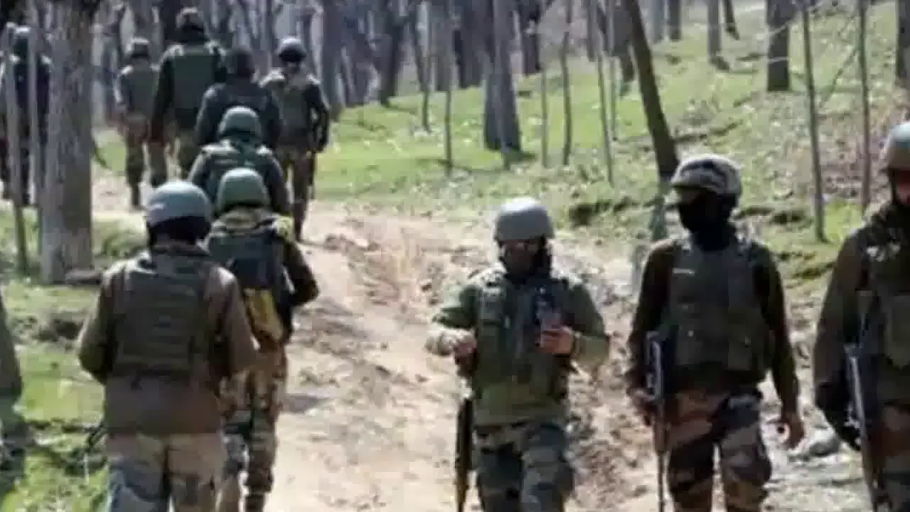 जम्मू-कश्मीर के त्राल में सुरक्षाबलों ने मुठभेड़ में एक आतंकी को मार गिराया #जम्मू_कश्मीर