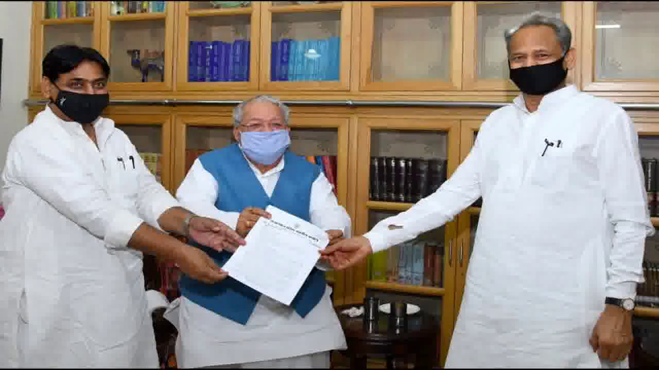 नए कृषि कानूनों को वापस लिए जाने की मांग को लेकर राजस्थान के सीएम अशोक गहलोत ने राज्यपाल को सौंपा ज्ञापन #कृषि_विधेयक