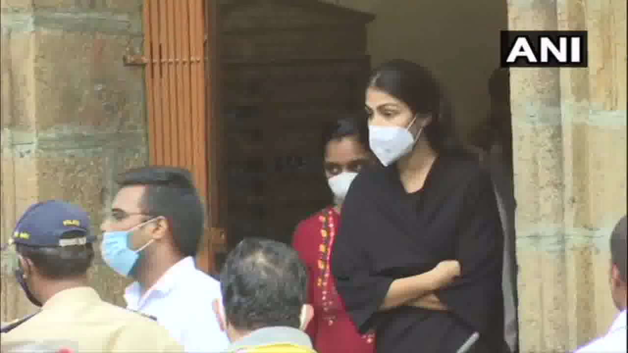 करीना, सोनम ने किया रिया का समर्थन, उनकी टीशर्ट पर लिखा 'पितृसत्ता को नष्ट करने' वाला मेसेज किया शेयर #रिया