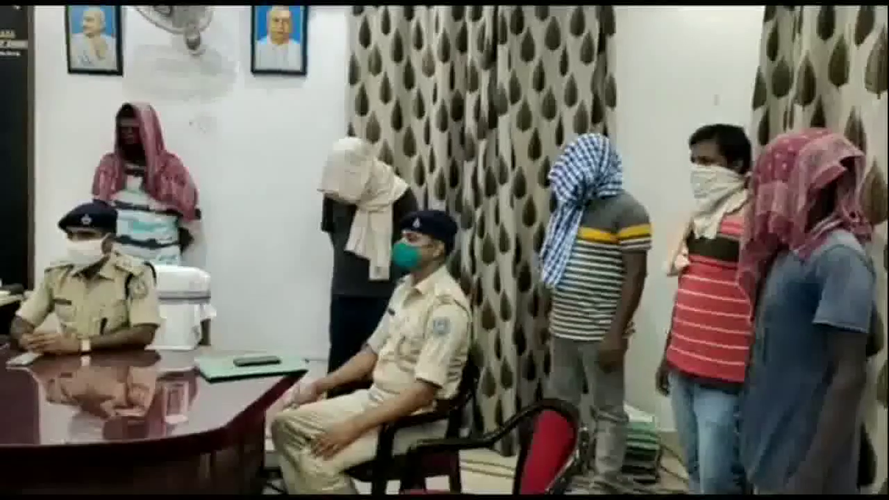 चाईबासा से ₹15 लाख की रंगदारी मांग रहे 5 अपराधी गिरफ्तार, 6 मोबाइल व 8 सिम बरामद #रंगदारी #अपराध