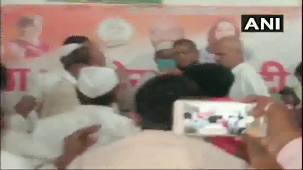 यूपी कांग्रेस कार्यकर्ताओं ने महिला नेता को पीटा, वह बोलीं- रेपिस्ट को टिकट देने पर किया था सवाल #उप_चुनाव