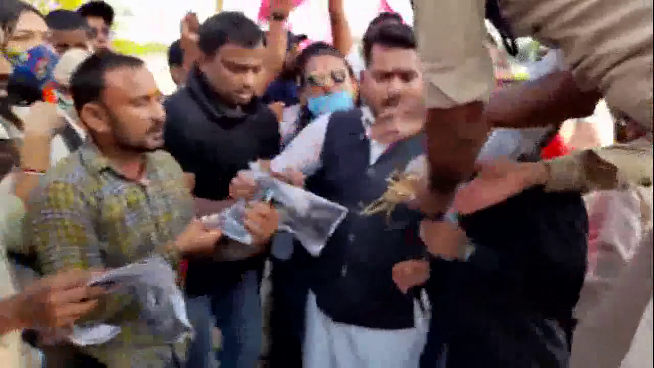अमित जोगी का नामांकन रद्द होने से नाराज़ जनता कांग्रेस के कार्यकर्ताओं का रायपुर में हंगामा, पुलिस के साथ हुई झड़प  #अमित_जोगी