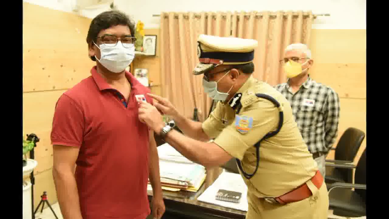 पुलिस स्मृति दिवस पर CM सोरेन को DGP व स्पेशल ब्रांच के ADG ने पुलिस झंडा किया प्रदान #पुलिस_स्मृति_दिवस