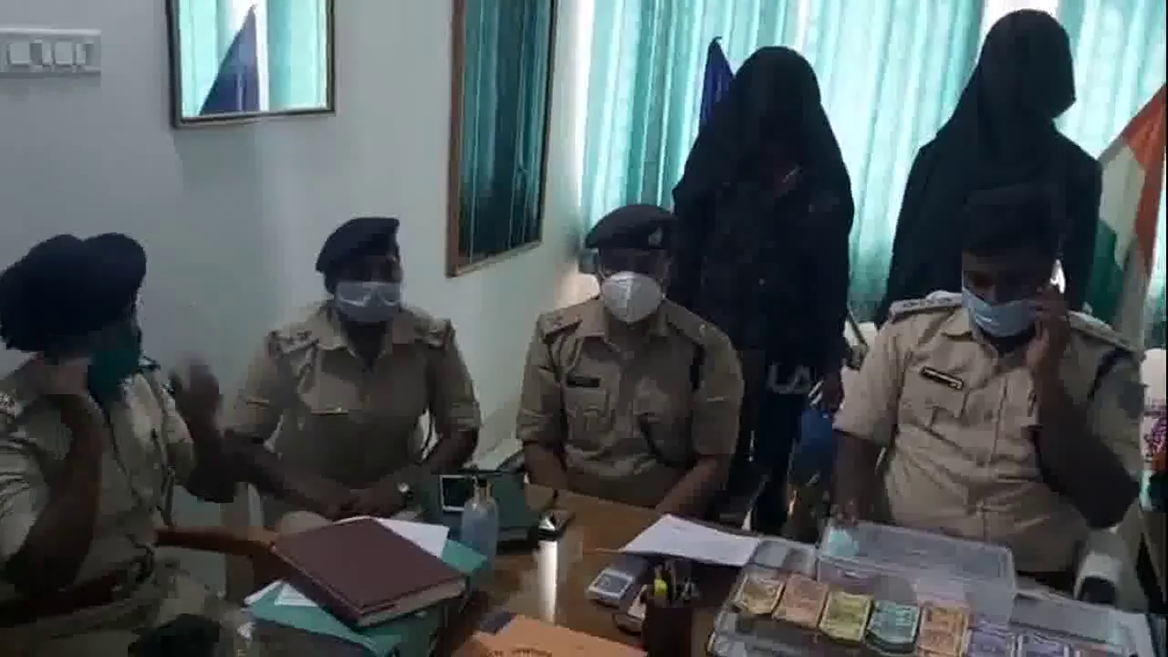 पलामू में ब्राउन शुगर का व्यापार कर रही एक युवती समेत तीन गिरफ्तार, एक महिला फरार #अपराध #ब्राउन_शुगर