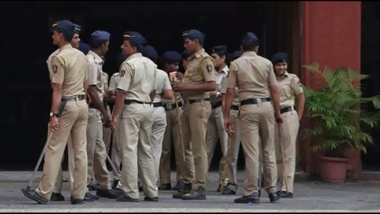 पुलिस ने हटाए मुंबई में सड़कों पर प्रदर्शनकारियों द्वारा लगाए गए फ्रांसीसी राष्ट्रपति के पोस्टर #फ्रांस