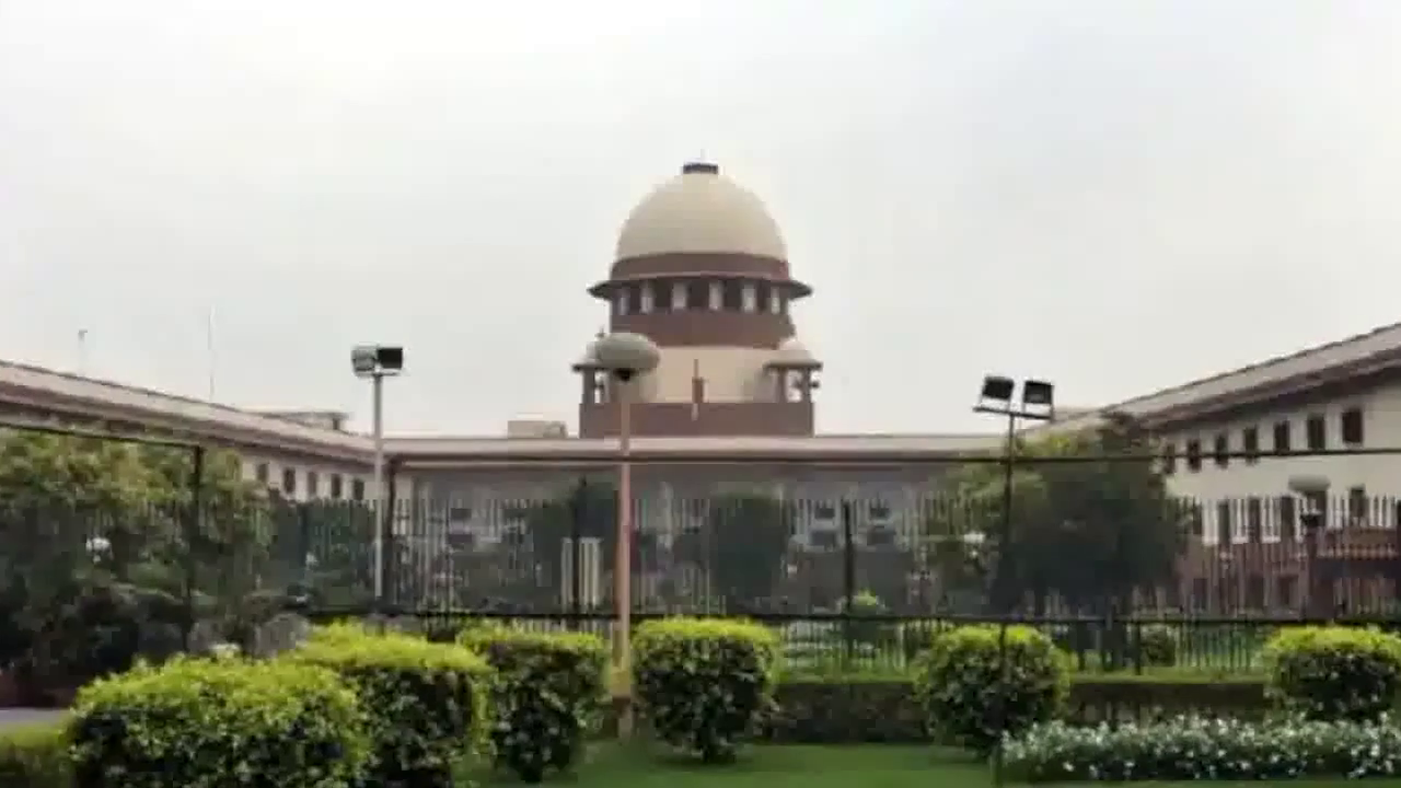 अर्नब गोस्वामी को सुप्रीम कोर्ट ने आत्महत्या के लिए उकसाने के 2018 के मामले में दी अंतरिम ज़मानत #अर्नब
