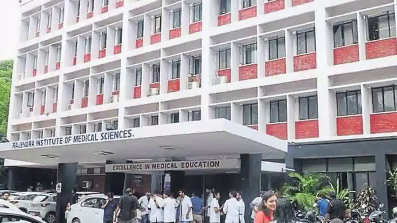 रांची रिम्स के कोविड-19 वार्ड में आधी रात खत्म हुआ ऑक्सीजन, एक मरीज़ की मौत #कोरोना_वायरस #रिम्स