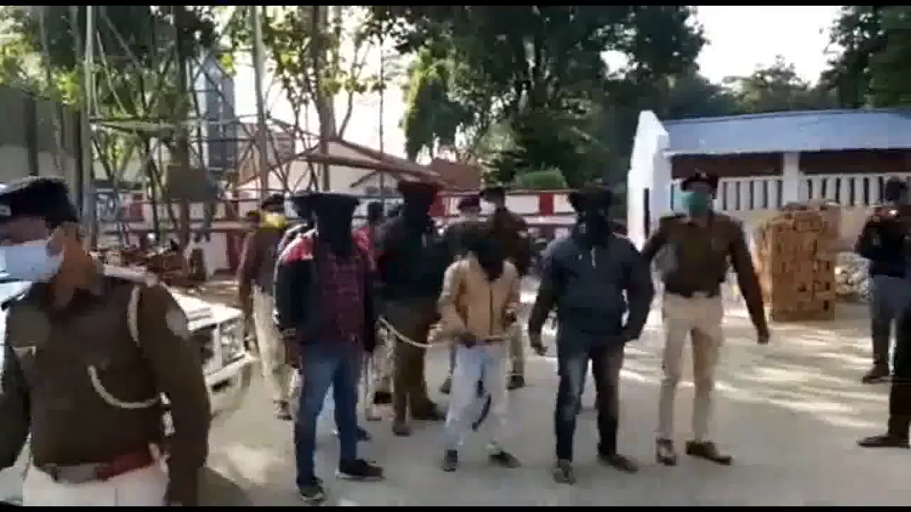 देवघर पुलिस ने 10 साइबर अपराधियों को किया गिरफ्तार; ₹14.31 लाख, 2 चार पहिया वाहन सहित कई सामान बरामद #साइबर_अपराध