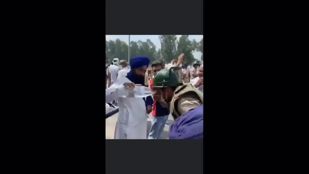 पुलिसकर्मी को पानी पिलाते किसान की तस्वीर हुई वायरल, IPS अफसर बोले- हैं तो एक ही भारत मां की संतान #दिल्ली_चलो #किसान