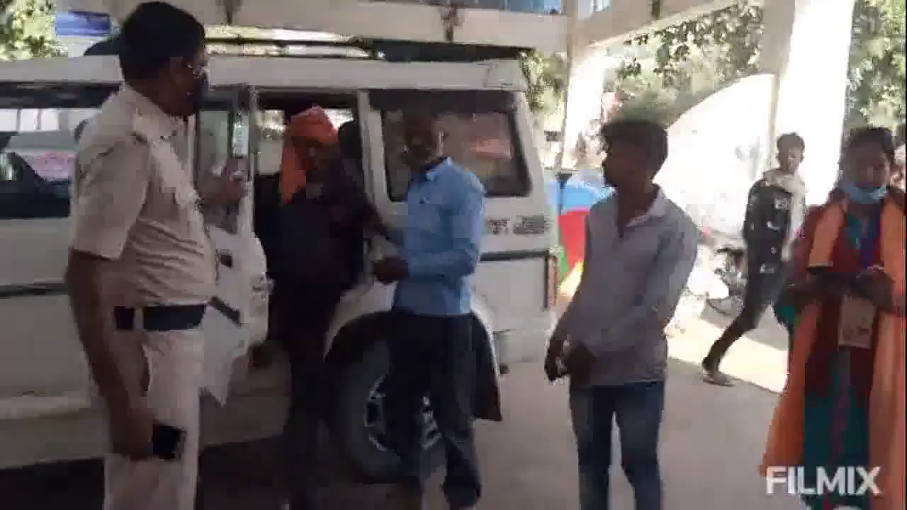 मुरैना में पोलिंग बूथ के पास भिड़े कांग्रेस और बीजेपी समर्थक, चली गोली #उपचुनाव #गोलीबारी