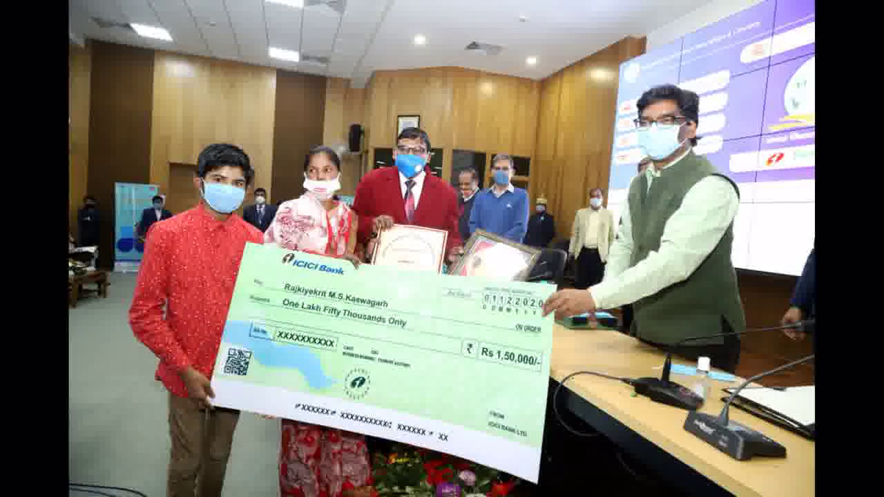 CM सोरेन ने किया स्वच्छ विद्यालय व मेधावी छात्र पुरस्कार का वितरण #पुरस्कार