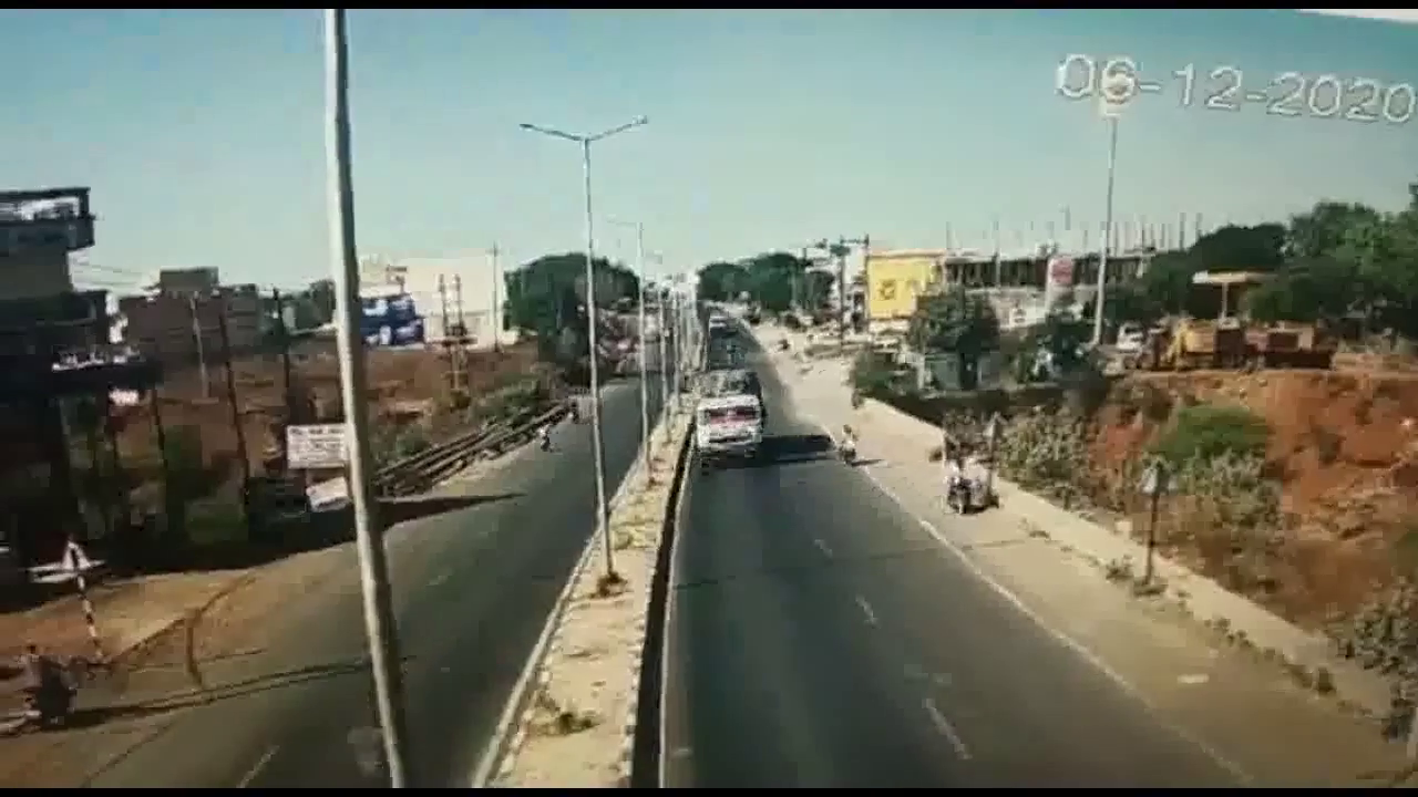 राजगढ़ में नाले में जा गिरा चूने से भरा ट्राला, CCTV वीडियो आया सामने  #सीसीटीवी