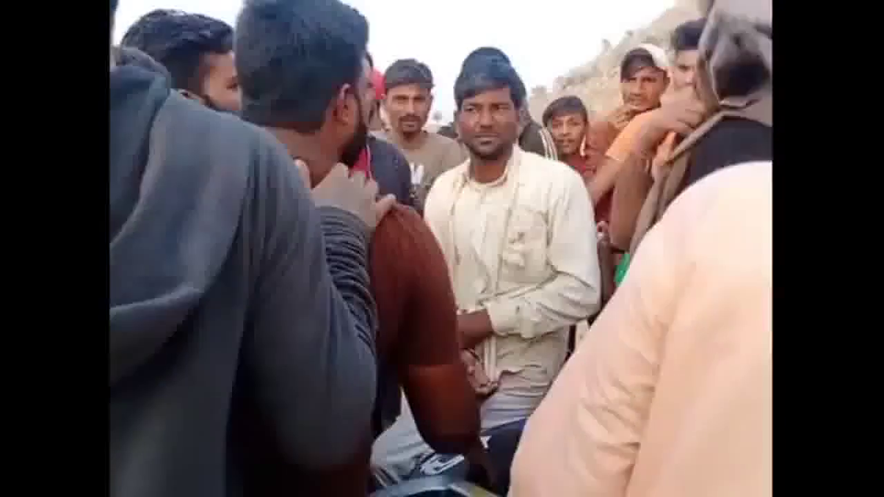 अलवर में ‘गोकशी’ के आरोप में ग्रामीणों ने युवक को जमकर पीटा, वीडियो आया सामने  #गोकशी