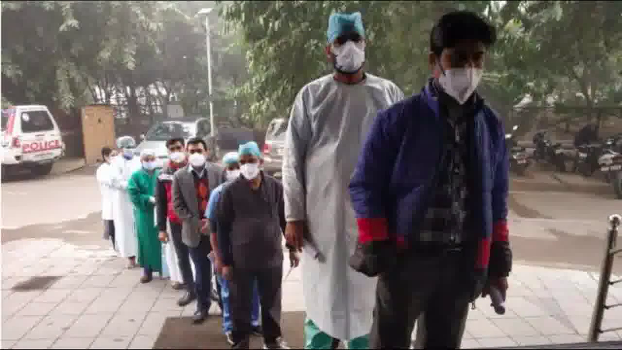 यूपी के 317 केंद्रों पर हुई कोविड-19 टीकाकरण की शुरुआत, सबसे पहले हेल्थ वर्कर्स को लगाए जा रहे टीके  #कोविड_टीकाकरण