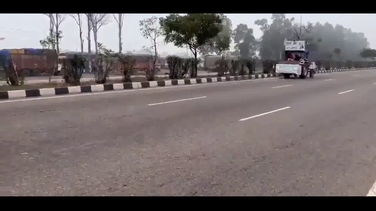 प्रदर्शनकारी किसान ने पंजाब से दिल्ली आने के लिए उल्टा चलाया ट्रैक्टर, वीडियो आया सामने #किसान_आंदोलन #ट्रैक्टर_रैली