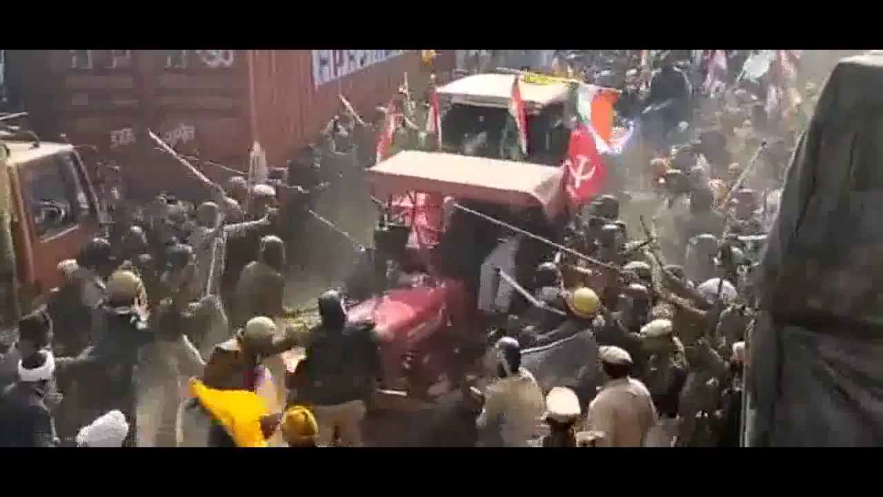 सीकरी बॉर्डर पर फरीदाबाद पुलिस ने किसानों पर किया लाठीचार्ज, वीडियो आया सामने #ट्रैक्टर_रैली