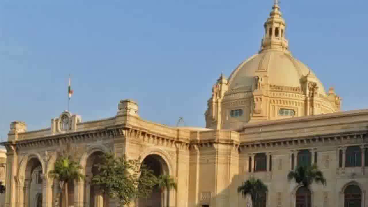 यूपी विधानभवन के सामने महिला ने की आत्मदाह की कोशिश, पुलिस पर लगाया रेप के आरोपी को पकड़कर छोड़ने का आरोप #आत्मदाह
