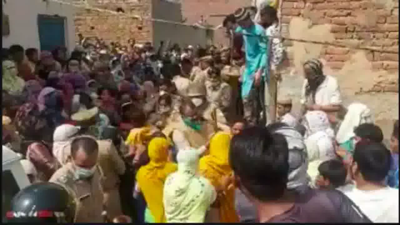 गाज़ियाबाद में लोगों ने बच्चा चोरी के शक में 3 महिलाओं को बनाया बंधक, पुलिस पर किया पथराव  #बच्चा_चोरी