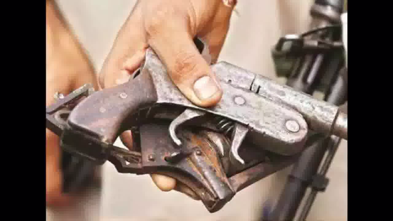 मुज़फ्फरनगर में पुलिस ने अवैध हथियार बनाने वाली एक फैक्ट्री का किया भंडाफोड़, 6 आरोपी गिरफ्तार  #अवैध_हथियार