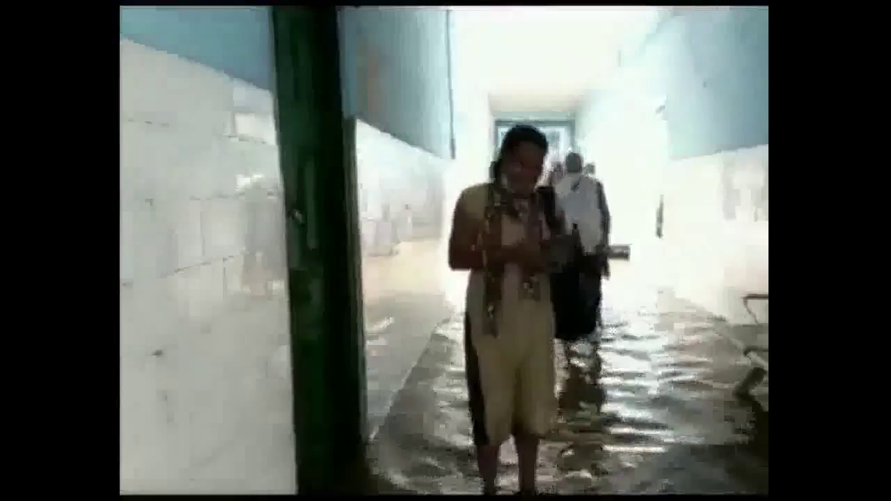 कटिहार में पानी से भरे अस्पताल के अंदर बाइक चलाता दिखा कर्मचारी, वीडियो आया सामने #चक्रवात_यास
