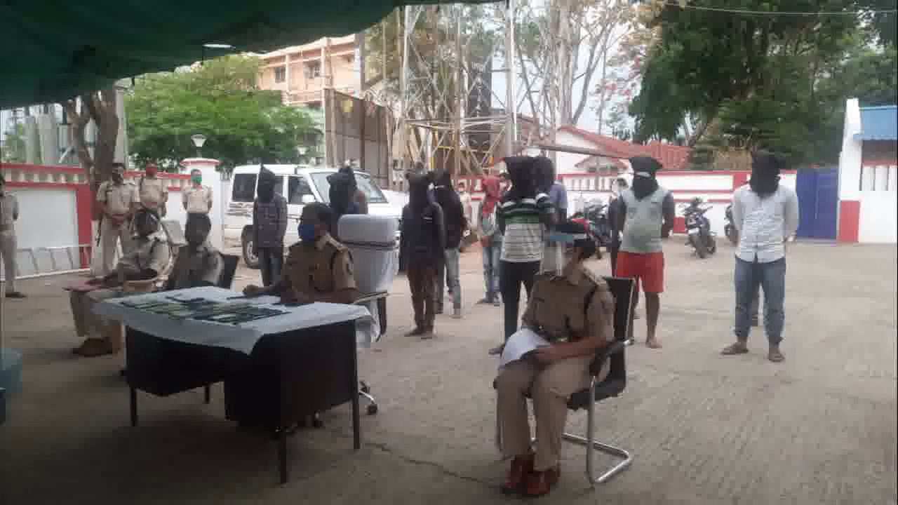 देवघर पुलिस ने 23 मोबाइल फोन व 11 एटीएम के साथ 14 साइबर अपराधियों को किया गिरफ्तार #साइबर_अपराध