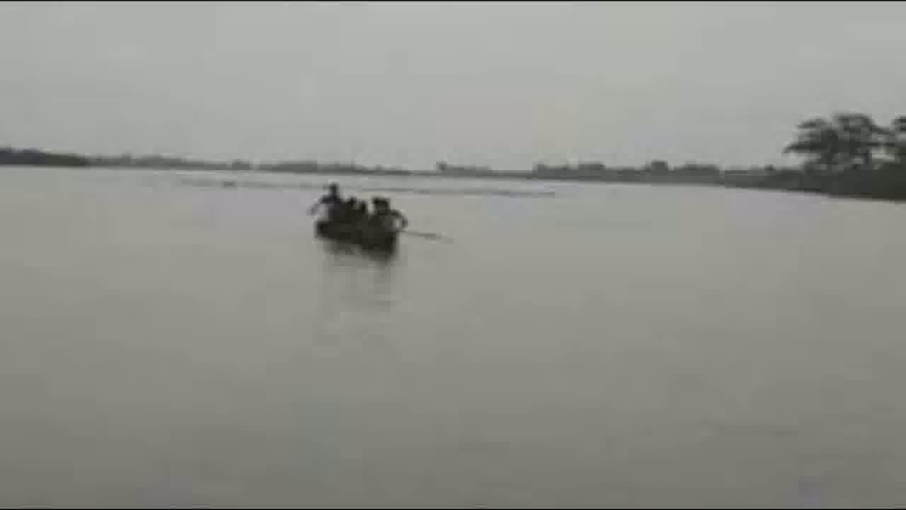 कुशीनगर में 150 लोगों को ले जा रही नाव नदी में फंसी, सभी को बचाया गया #एनडीआरएफ