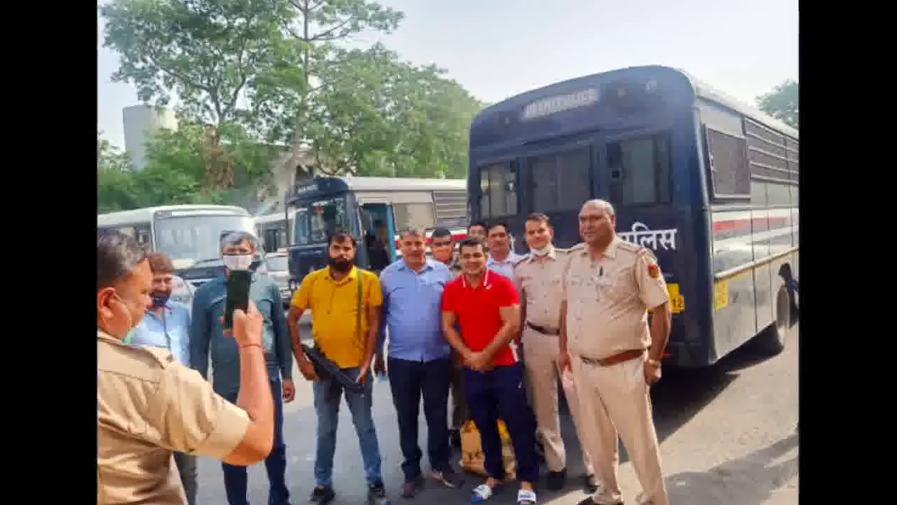 दिल्ली के पुलिसकर्मियों ने सुशील कुमार को तिहाड़ जेल शिफ्ट करने से पहले उनके साथ खिंचवाई फोटो; सामने आईं तस्वीरें #सुशील