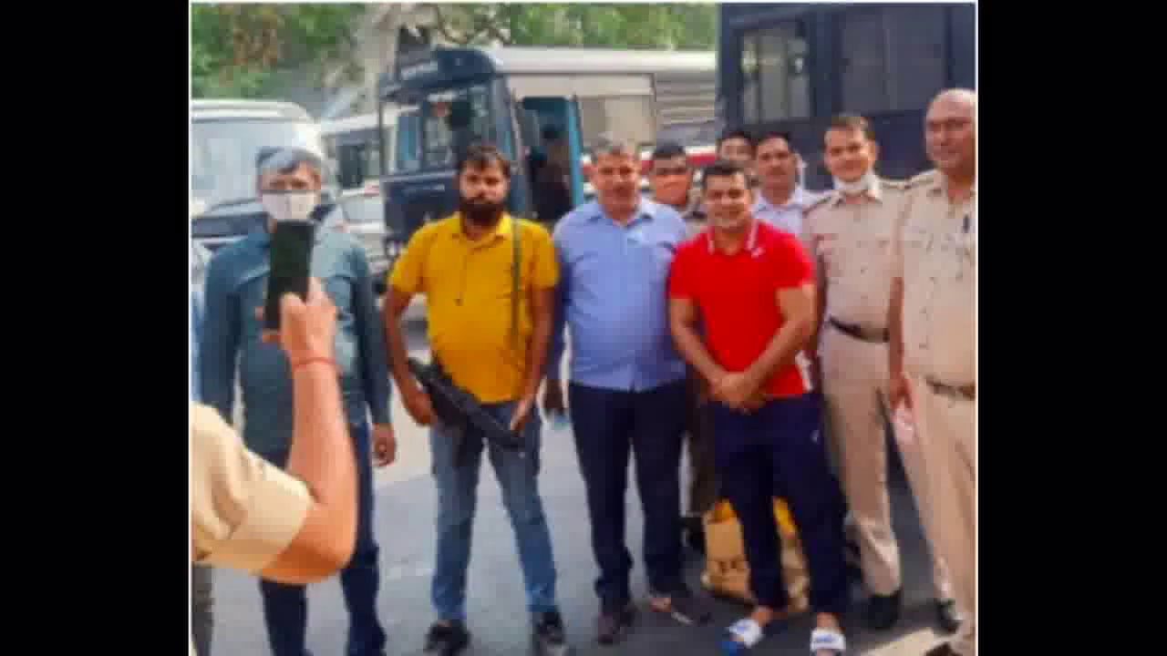 सुशील कुमार के साथ फोटो खिंचवाते दिखे थे पुलिसकर्मी; दिल्ली पुलिस ने दिए जांच के आदेश #सुशील_कुमार #दिल्ली_पुलिस