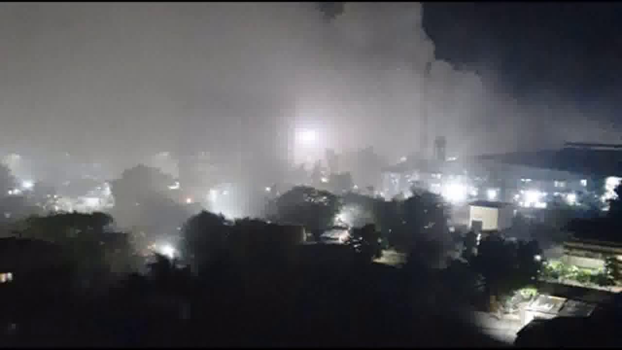 फैक्ट्री से गैस लीक होने के चलते महाराष्ट्र के ठाणे में लोगों को हुई सांस लेने में दिक्कत #गैस_लीक