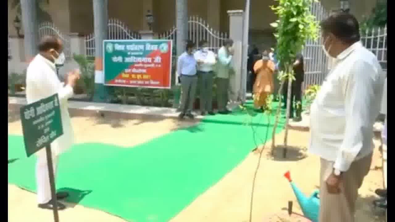 लखनऊ में विश्व पर्यावरण दिवस पर सीएम योगी ने किया वृक्षारोपण, लोगों से की पेड़ों को महत्व देने की अपील #पर्यावरण_दिवस