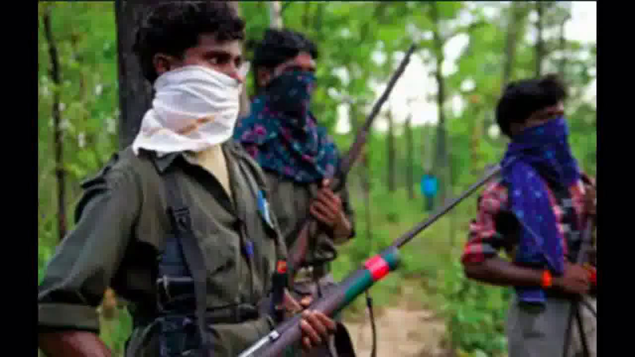 दंतेवाड़ा में एक इनामी नक्सली समेत चार नक्सलियों ने सुरक्षाबलों के सामने किया सरेंडर #नक्सली #सरेंडर