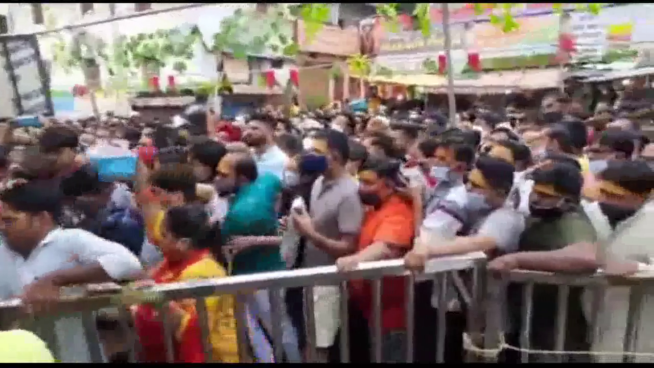 उज्जैन के महाकाल मंदिर में धक्का-मुक्की के साथ रेलिंग तोड़कर मंदिर में घुसे श्रद्धालु, वीडियो आया सामने #महाकाल_मंदिर