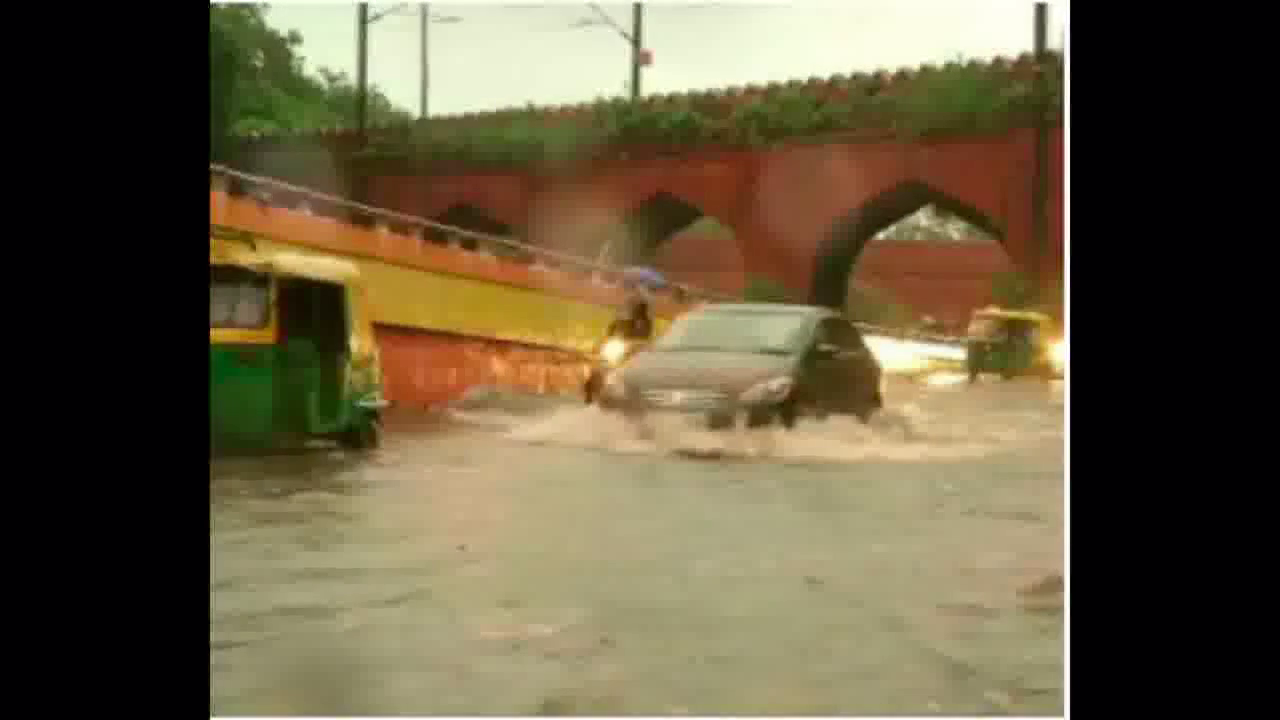दिल्ली-NCR के कुछ हिस्सों में हुई भारी बारिश; ज़खीरा अंडरपास समेत कई जगहों पर यातायात प्रभावित #दिल्ली_बारिश