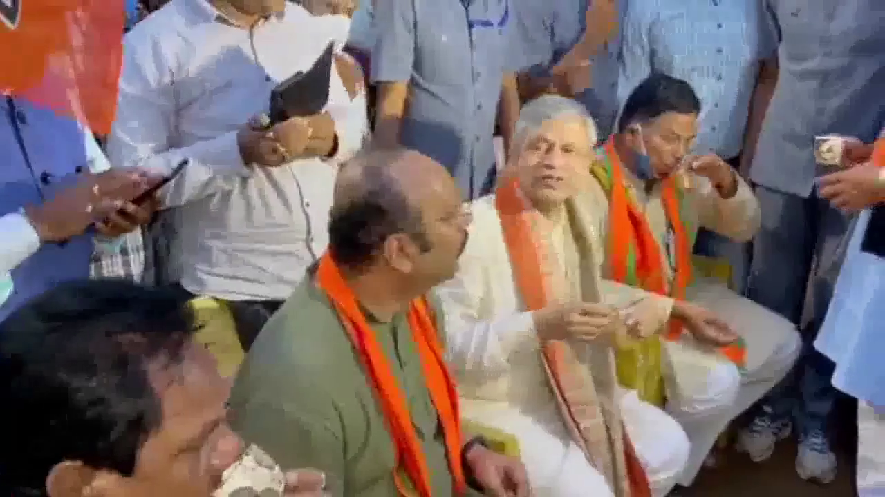 रेल मंत्री वैष्णव ने ओडिशा के एक 'छोटे शहर' में टी स्टॉल पर पी चाय, किया डिजिटल भुगतान; शेयर किया वीडियो #डिजिटल_इंडिया