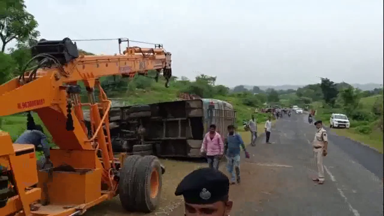 डूंगरपुर में यात्रियों से भरी बस अनियंत्रित होकर पलटी, 12 से ज़्यादा लोग घायल  #बस_हादसा