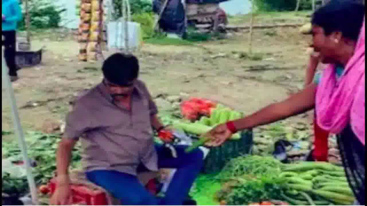 सड़क किनारे सब्ज़ी की दुकान पर बैठे दिखे यूपी के IAS अफसर अखिलेश मिश्रा, तस्वीर वायरल होने पर दी सफाई #वायरल_तस्वीर