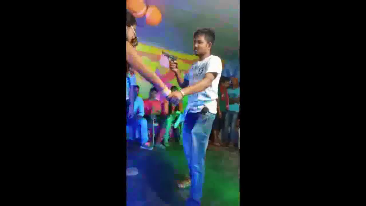 सहरसा में डांसर के साथ पिस्टल लहराते हुए स्टेज पर नाचता दिखा युवक; वीडियो हुआ वायरल #डांसर #पिस्टल