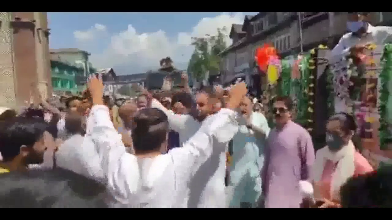 श्रीनगर में लाल चौक पर मनाई गई कृष्ण जन्माष्टमी, केंद्रीय मंत्री ने शेयर किया वीडियो #कृष्ण_जन्माष्टमी