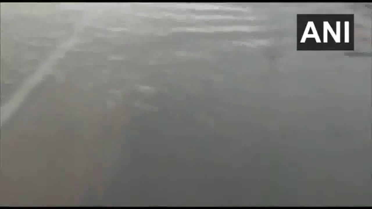दिल्ली में रिकॉर्ड बारिश के बाद IGI एयरपोर्ट के कुछ हिस्सों में हुआ जलभराव; वीडियो आया सामने #जलभराव #बारिश