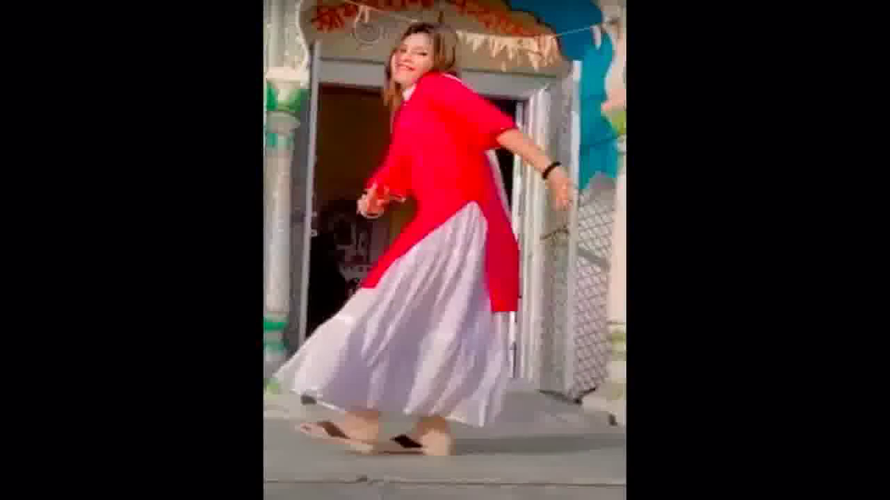 छतरपुर में मंदिर परिसर में डांस करने वाली लड़की के खिलाफ केस दर्ज, आलोचना के बाद मांगी माफी #वायरल_वीडियो #डांस
