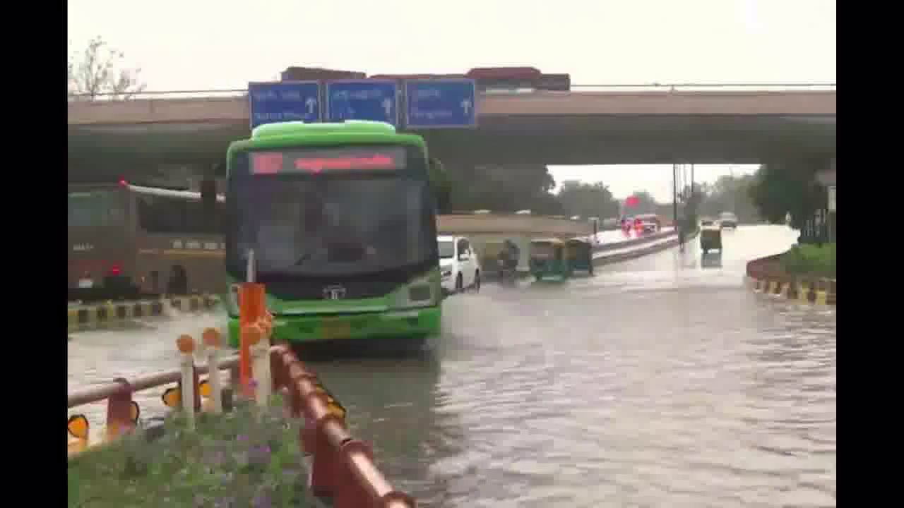 दिल्ली NCR में बारिश के बाद राजधानी के कई इलाकों में हुआ जलभराव, यातायात भी प्रभावित #दिल्ली_बारिश #मॉनसून