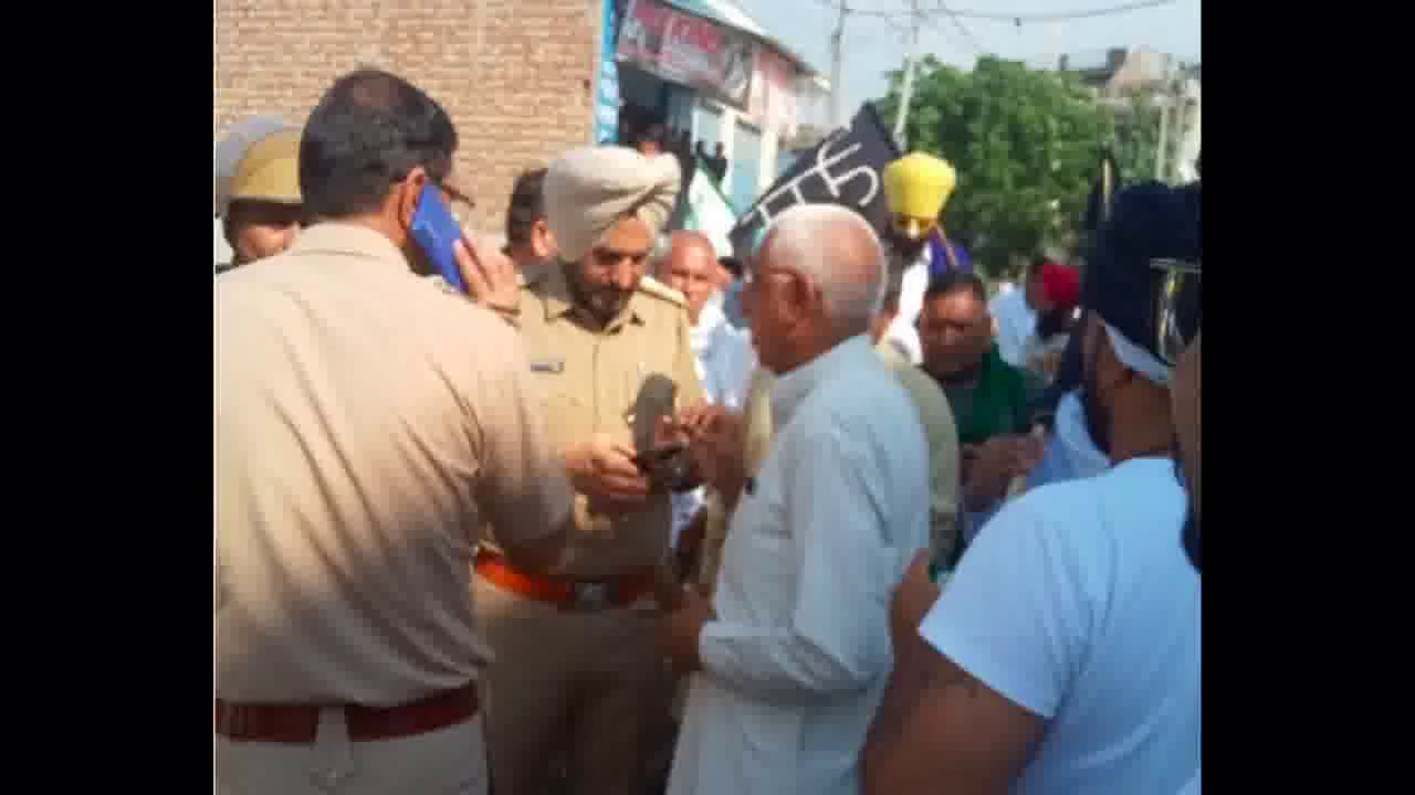 करनाल में बीजेपी के कार्यक्रम के दौरान नारेबाज़ी कर रहे किसानों की पुलिस के साथ हुई झड़प #किसान_प्रदर्शन