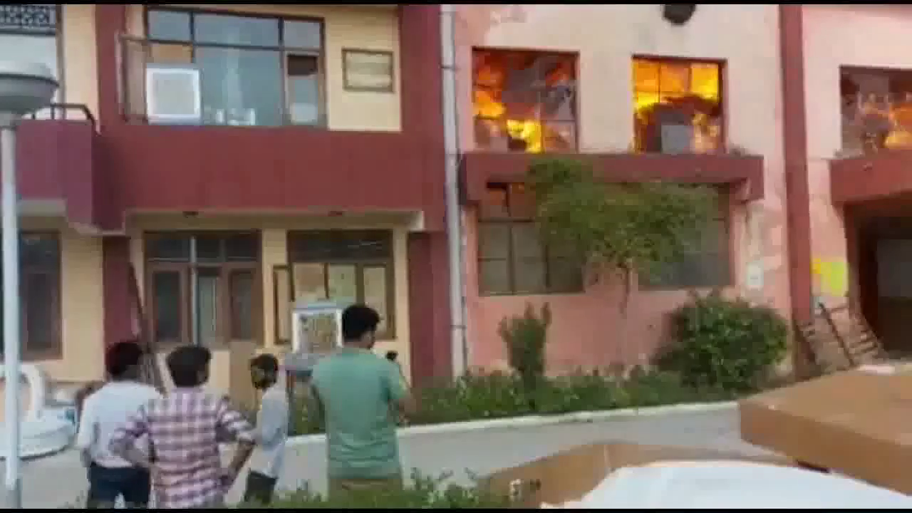 अलवर के नीमराणा में एक फैक्ट्री में लगी भीषण आग, बुझाने की कोशिश जारी #अगलगी