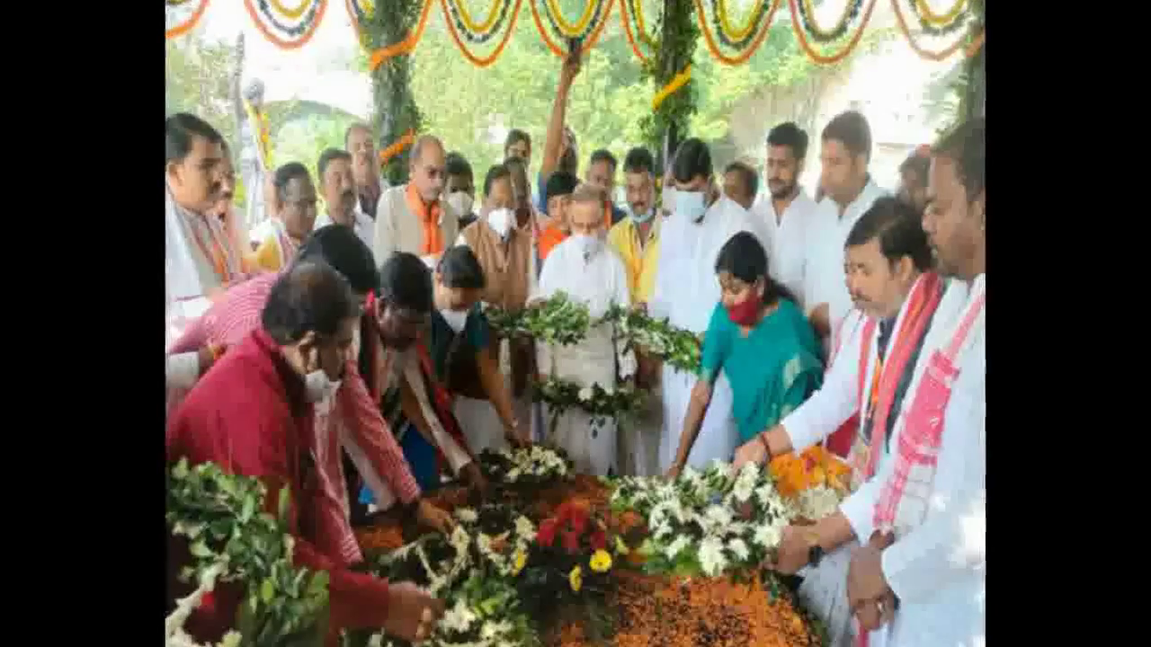 देशभर से आए बीजेपी नेताओं ने रांची में बिरसा मुंडा समाधि स्थल पहुंच उन्हें दी श्रद्धांजलि #बिरसा_मुंडा