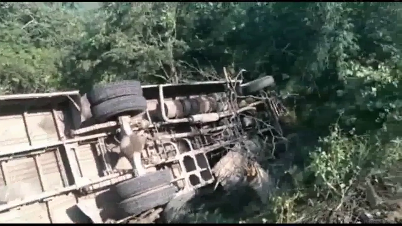 सीधी से सतना जा रही बस छुहिया घाटी के पास पलटी, करीब 6 लोग घायल #बस_हादसा